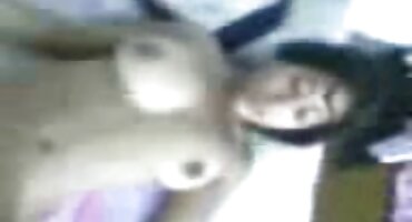 ദമ്പതികൾ സജീവമായി കിടക്കയിൽ സുഹൃത്ത് ഡ്യൂഡ് ഉറങ്ങുന്ന സമീപം നാറി