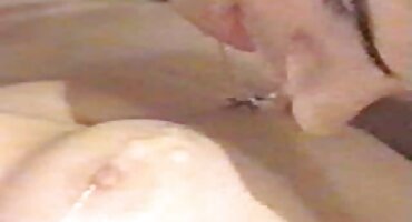 ഒരു കളിപ്പാട്ടം കൊണ്ട് കിടക്കയിൽ ഗംഭീരമായ നഗ്നത പ്രദർശിപ്പിക്കുന്നു