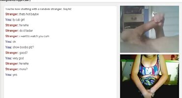 അടിവസ്ത്രത്തിൽ രണ്ട് സുന്ദരിമാർ ഒരു ആൺകുട്ടിയുടെ കോഴിയിൽ ചാടി തിരിഞ്ഞു