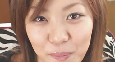 യുവ റഷ്യൻ പെൺകുട്ടി കിടക്കയിൽ സ്ഥിരതാമസമാക്കുകയും മുലയൂട്ടൽ ആരംഭിക്കുകയും ചെയ്തു.