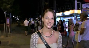 രണ്ട് ബ്രൂണെറ്റുകൾ വൈബ്രേറ്ററും ഓർഗാസവും ഉള്ള ഒരു പിക്നിക് ഉണ്ട്