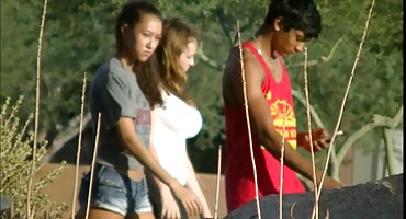 സ്പർശിക്കുന്ന യുവ ദമ്പതികൾ ലൈംഗിക ആന്തരിക കാമുകി