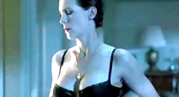 സെഡക്റ്റീവ് ബ്ലോണ്ട് പുറകുവശത്ത് ഓഫ് ലഭിക്കുന്നു ഉറച്ച ടിറ്റുകൾ തുറന്നുകാട്ടുന്നു