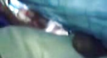 അവളുടെ കൈകൾ കൊണ്ട് ഒരു ആൺകുട്ടിയുടെ ലിംഗം വിരൽത്തുമ്പിൽ ബസ്റ്റി ഷൂട്ട് ചിക്