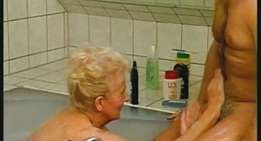 ടെറസിൽ, മനുഷ്യൻ എല്ലാ ദ്വാരങ്ങളിലും സ്കിന്നി റഷ്യൻ നശിപ്പിച്ചു