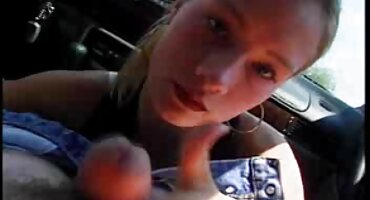 പ്രശ്നങ്ങളൊന്നുമില്ലാതെ പെൺകുട്ടി അവളുടെ നനഞ്ഞ ദ്വാരങ്ങൾ കൊണ്ട് കോഴിയെ സേവിച്ചു