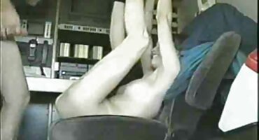 കീഴടങ്ങിയതും കെട്ടിയതുമായ ബേബി ഉപയോഗിച്ച് ഫക്കിംഗ് ശേഷം വായിൽ മിസ്റ്റർ കുമ്മായം