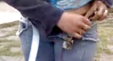 യുവ കാമുകിമാർ ചൂടുള്ള ചുംബനങ്ങൾ മുതൽ അക്രമാസക്തമായ ചുംബനങ്ങൾ വരെ പോകുന്നു