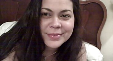 പെൺകുട്ടി സജീവമായി ആൺകുട്ടിയുടെ പന്തുകൾ നക്കി ലൈംഗിക സമയത്ത് തന്റെ കോഴി സക്സസ്