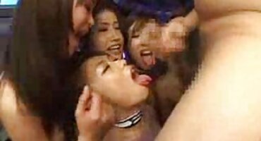 മനോഹരമായ ബുഒമൊമ് ലാറ്റിന ലാറ്റിന ജാഗ്രതയോടെ ഒരു മനുഷ്യന്റെ ഫാലസ് സഹായിക്കുന്നു