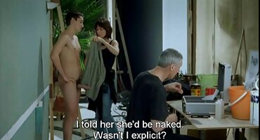 യുവതി വീടിന്റെ പോർച്ചിൽ ഒരു ധൈര്യശാലിയായ സ്വയംഭോഗം ക്രമീകരിക്കുന്നു