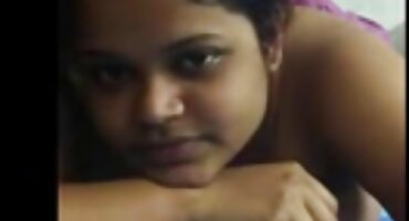 ഓഫീസ് മേശയിൽ പക്വതയുള്ള നിംഫോ നോയൽ ഈസ്റ്റൺ