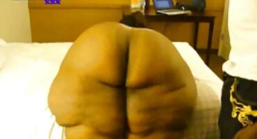 കാട്ടിൽ, പിങ്ക് മുടിയുള്ള പെൺകുട്ടി ഒരു കളിപ്പാട്ടവുമായി സ്വയംഭോഗം ചെയ്യുന്നു