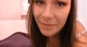 താരതമ്യേന ബുസ്റ്റി ബ്ലൊംദെ അവളുടെ സൗന്ദര്യം കാണിക്കുന്നു