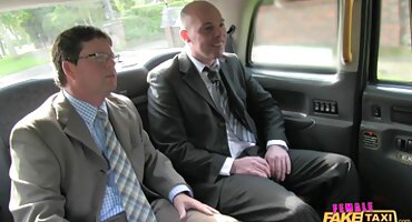 ഗ്ലാസ് പിന്നിൽ ഒരു അശ്ലീല കാസ്റ്റിംഗ് പങ്കെടുക്കുന്നു