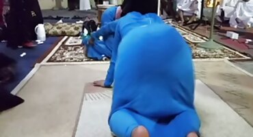 പരുക്കൻ ലാറ്റിന രണ്ട് പങ്കാളികളുമായി കോപുലേറ്റ് ചെയ്യുകയും അവർക്ക് കഴുത നൽകുകയും ചെയ്യുന്നു