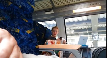 അവളുടെ ലാറ്റക്സ് സ്യൂട്ട് അഴിച്ചു പൊതുജനങ്ങൾക്ക് ബ്രെസ്റ്റ് പെറ്റിംഗ് കാണിച്ചു