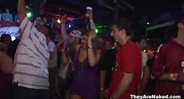 ഫിഷ്നെറ്റുകളിലെ സെൻസറി മസാജ് ക്ലയന്റിന്റെ ലിംഗം ആഴത്തിൽ കൈകാര്യം ചെയ്യുന്നു