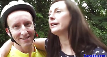 പർപ്പിൾ പഴയ റഷ്യൻ ബിച്ച് ആകാംക്ഷയോടെ ഒരു ആരാധകന് കീഴടങ്ങുന്നു