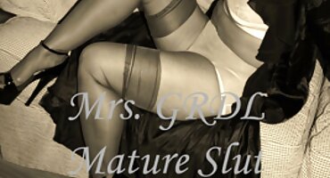 ടെറസിൽ, മനുഷ്യൻ പക്വതയുള്ള അയൽക്കാരന്റെ മുഖം കം കൊണ്ട് നിറച്ചു