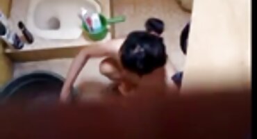 പക്വതയുള്ള യജമാനത്തിയും അവളുടെ സുഹൃത്തുക്കളും ചങ്ങലക്കിട്ട അടിമയുടെ കോഴി