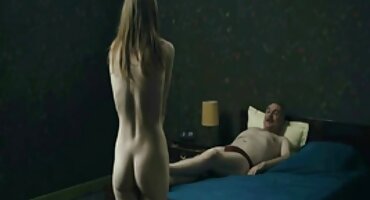 എലീന കോഷ്കയുടെ കഴുത്തിൽ ഒരു മനുഷ്യൻ ഒരു കോഴിയെ നട്ടു