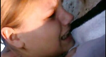 രണ്ട് അമ്പിളി സ്ത്രീകൾ അവരുടെ അടിവസ്ത്രം അഴിച്ചുമാറ്റി ലൈംഗികബന്ധത്തിലേർപ്പെട്ടു