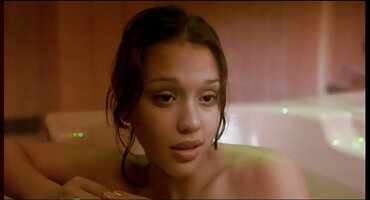 ലാറ്റിന വിജയകരമായി മനുഷ്യൻ ഒരു മസാജ് നൽകുന്നു ഫക്ക് തിരിഞ്ഞു