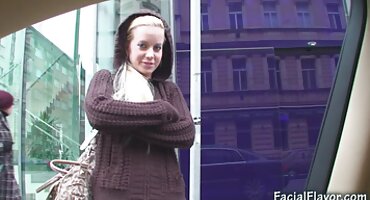 യുവ സുന്ദരിയായ കിരാ മുള്ള് നൈപുണ്യത്തോടെ മനുഷ്യന് കിടക്കയിൽ കീഴടങ്ങുന്നു