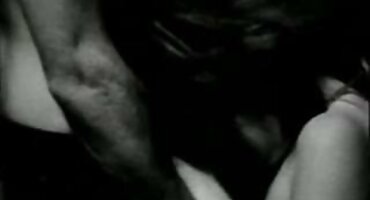 കാമുകനൊപ്പം അനലോഗ് വേണ്ടി കസേരയിൽ മുട്ടുകുത്തി