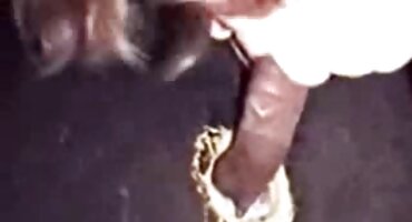 ഒരു ബോഡികോൺ വസ്ത്രത്തിൽ കർവി ലൈംഗിക മോഹം കാണിക്കുന്നു