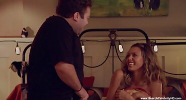 ലിറ്റിൽ റെഡ് റൈഡിംഗ് ഹുഡ് സജീവമായി ഒരു കരടി വസ്ത്രധാരണത്തിൽ ഒരു ഡ്യൂഡ് കാട്ടിൽ