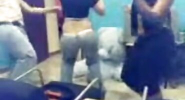 യംഗ് വെളുത്ത തൊലിയുള്ള സ്ത്രീ ഒരു വലിയ കറുത്ത കോഴി മുട്ടുകുത്തി കുറിച്ച് വഷളായി വിലപിക്കുന്നു