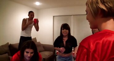 ചുവന്ന മുടിയുള്ള ദിവാ പതുക്കെ അവളുടെ വിരലുകൾ അഴിമതി നിറഞ്ഞ ക്രോച്ചിൽ വിടുന്നു