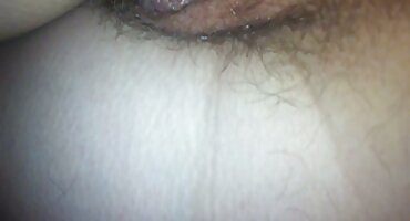 ഒരു കറുത്ത മനുഷ്യൻ കുടിച്ച പാന്റീസിലെ മതിലിലെ ദ്വാരത്തിലൂടെ