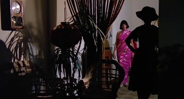 പ്രായമായ നഗ്നത സജീവമായി അവളുടെ ചുണ്ടുകൾ തുമ്പിക്കൈ നക്കുന്നു