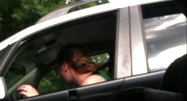 ബ്ലോണ്ടുകളുടെ പരുക്കൻ സെക്സ് പോരാട്ടം റിംഗിൽ തുടർന്നു