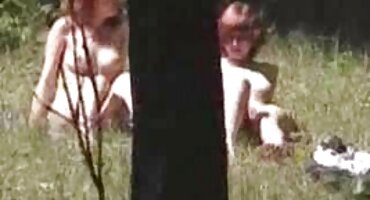 തെരുവിൽ ചിത്രീകരിച്ചത് ഒരു റെഡ്ഹെഡ് പെൺകുട്ടി ഒരു പോപ്പ് ബ്ളോഗ്