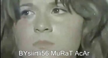 കുപ്പി കളി രണ്ട് ജ്യൂസി ബ്രൂണെറ്റുകളുമായി ഗ്രൂപ്പ് സെക്സിലേക്ക് മാറി