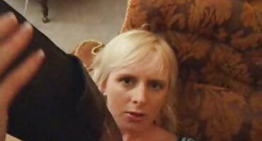 അടുക്കളയിൽ, പക്വതയാർന്ന ചിക്കൻ കൊണ്ട് പക്വതയാർന്ന രൂപങ്ങൾ