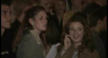 കറുത്ത സ്റ്റോക്കിംഗിൽ വേലക്കാരി എല്ലാ ദ്വാരങ്ങളിലും തലമുടി