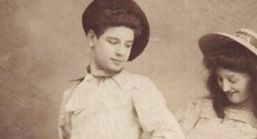 ചുവന്ന മുടിയുള്ള പെൺകുട്ടി കോഴിയെ വലിച്ചുകീറി അതിൽ ചാടാൻ തുടങ്ങി