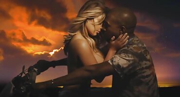 ബ്ലാക്ക് കോക്വെറ്റ് ഡെയ്സ് കൂപ്പർ കൂപ്പർ വികാരാധീനനായ സെക്സിനായി പുരുഷനെ വശീകരിച്ചു