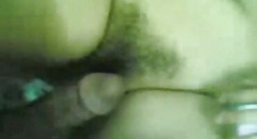 കസിൻ സഹോദരന്റെ കാലുകൾ കൊണ്ട് മാന്യത പുലർത്തുകയും കോഴി സവാരി ചെയ്യുകയും ചെയ്യുന്നു