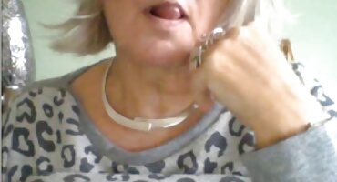 വിരലുകളും വൈബ്രേറ്ററും ഉപയോഗിച്ച് സുന്ദരിയായ യോനിയെ ചൂടുപിടിപ്പിക്കുന്നു