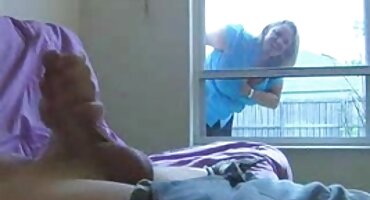 യുവ മസാജ് ക്ലയന്റിന്റെ ലിംഗത്തിൽ അമിതമായി വളർന്ന പുസ്സി നട്ടു