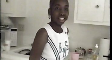 നീണ്ട മുടിയുള്ള ശാരീരിക മിൽഫ് നൈപുണ്യത്തോടെ ലുബ്രിചതെദ്