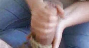 യംഗ് സ്ലട്ട് കിം ഗ്രന്ഗെര് കീഴടങ്ങുന്നു കുളത്തിൽ രാത്രിയിൽ ഒരു മനുഷ്യൻ