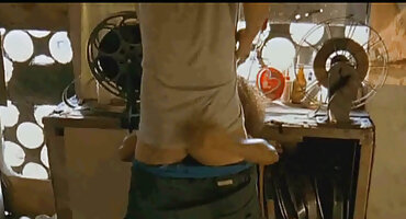 പൂർണ്ണ ബസ്റ്റി യുവതിയുടെ മുടി മുടി