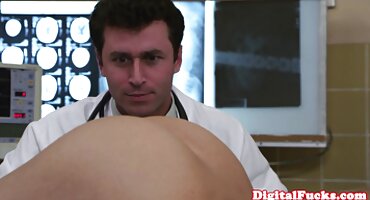 ഒരു ദമ്പതികൾക്ക് ഒരു ആൺകുട്ടിയുടെ ലിംഗം വലുതാക്കുക